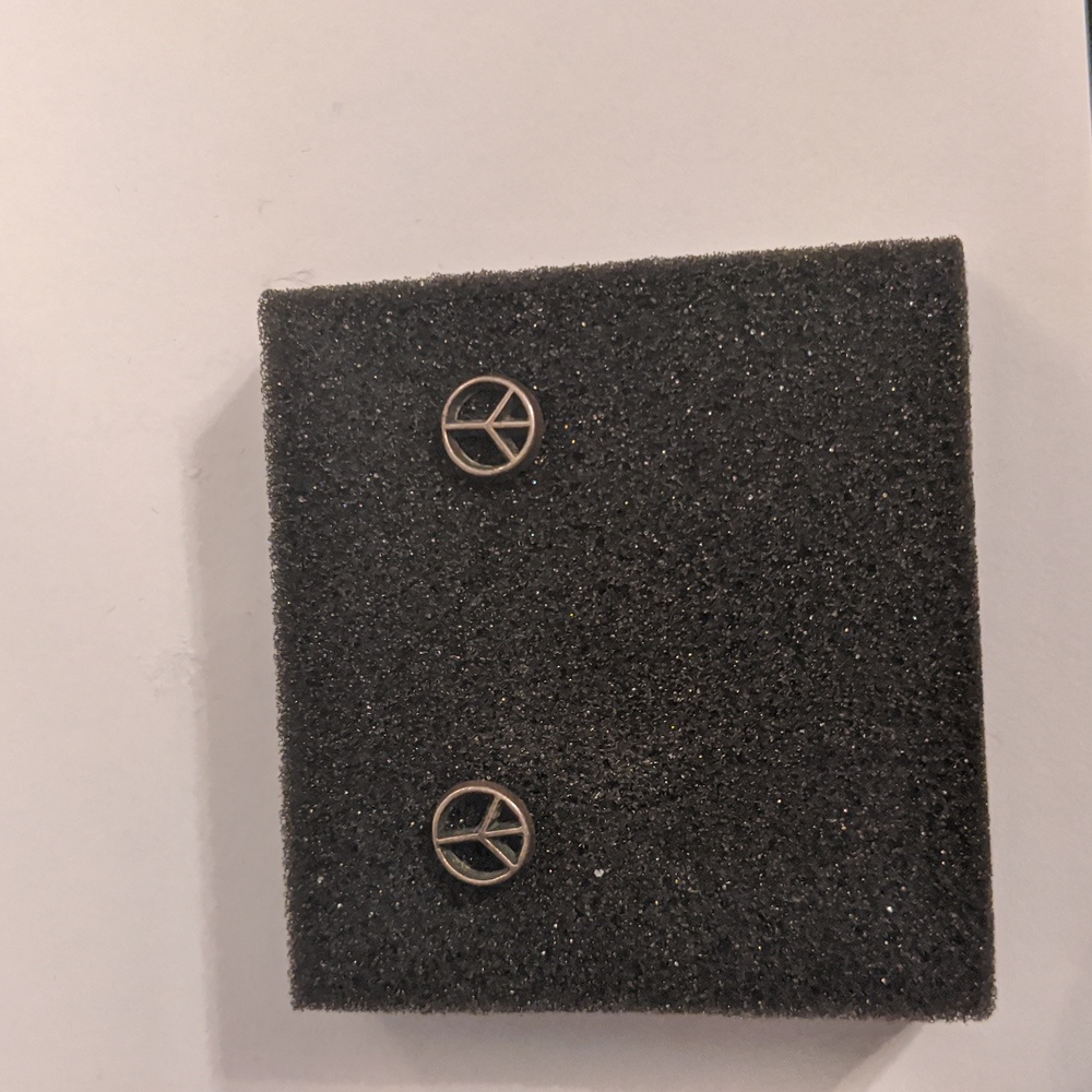 Peace stud earrings - Picture 4 of 5